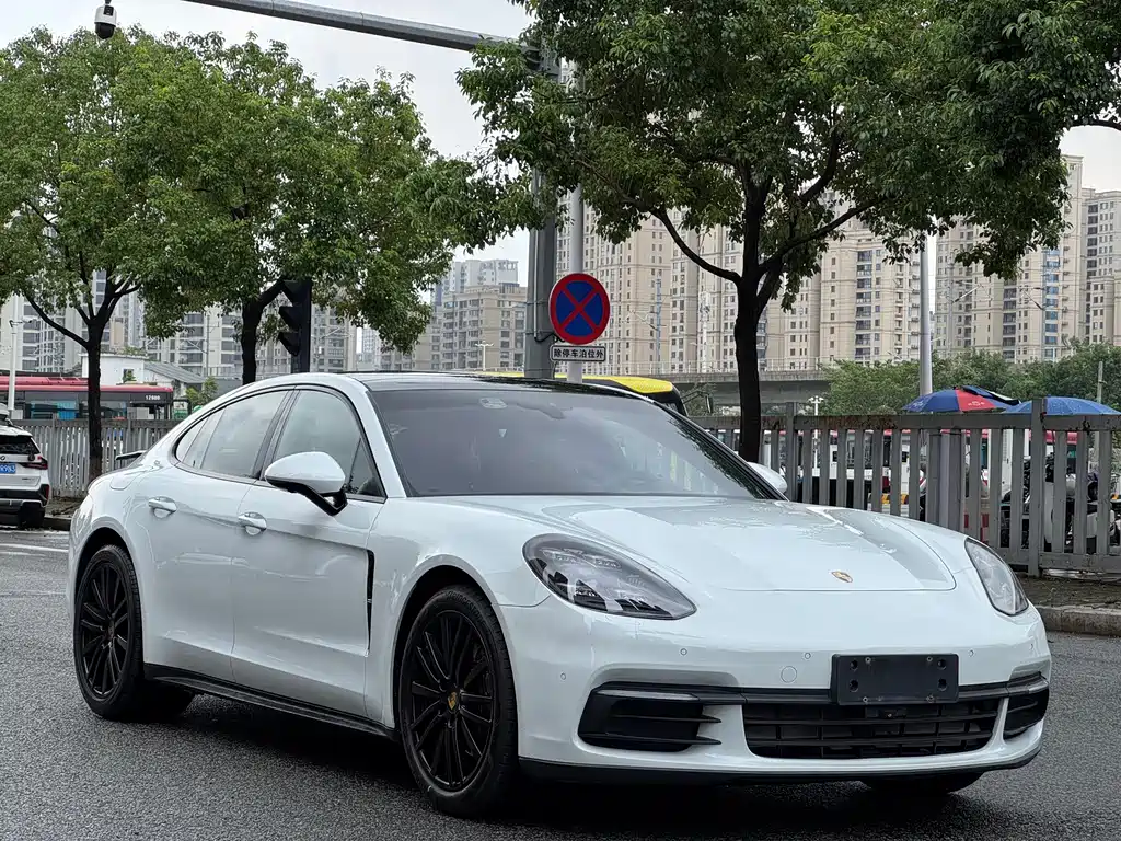 Porsche Panamera 2019 — фото 1