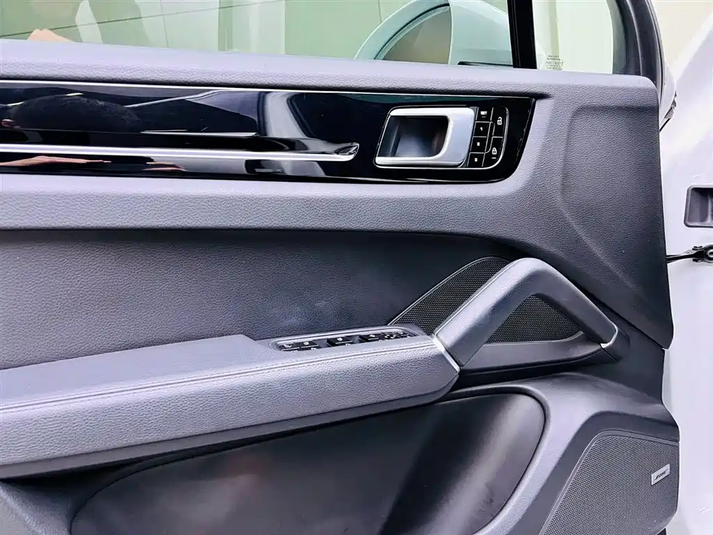 Porsche Cayenne Hybrid 2021 — фото 11