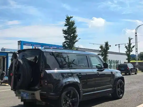 Land Rover Defender 2025