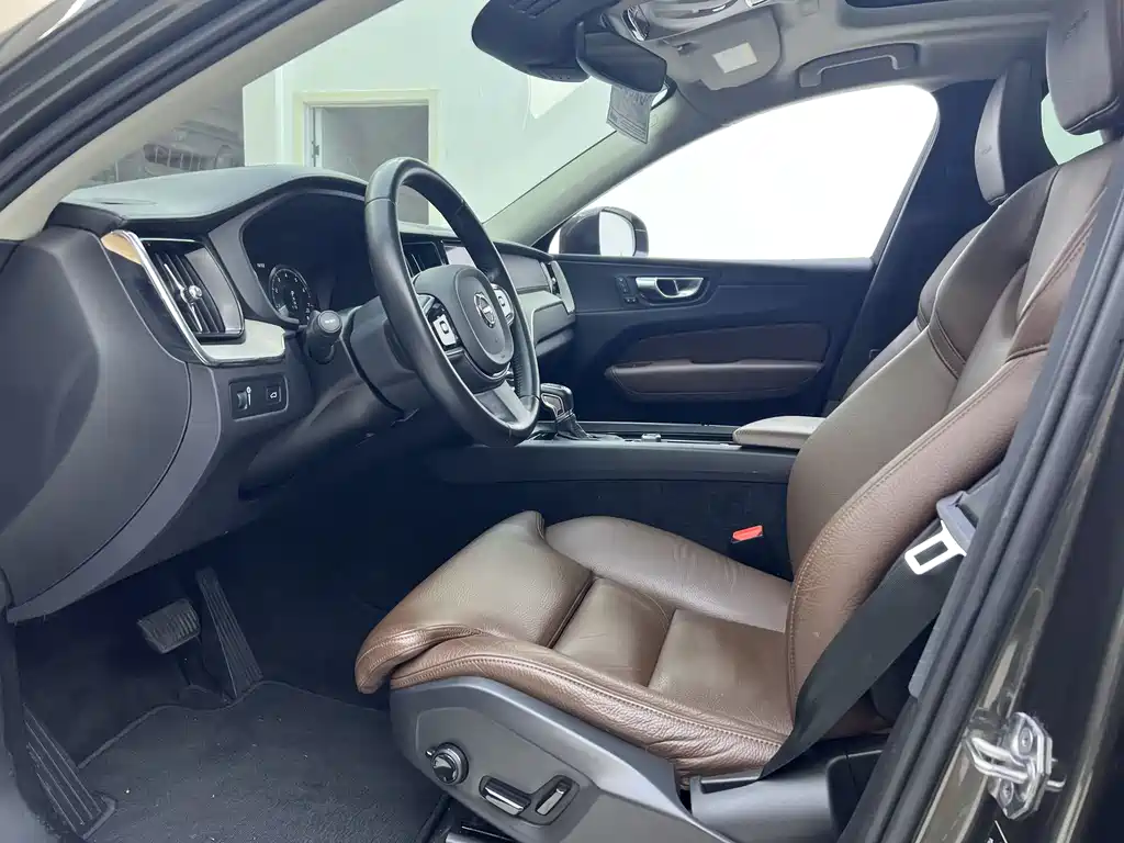 Volvo XC60 2020 — фото 20