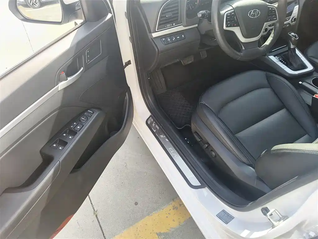 Hyundai Elantra 2017 — фото 12