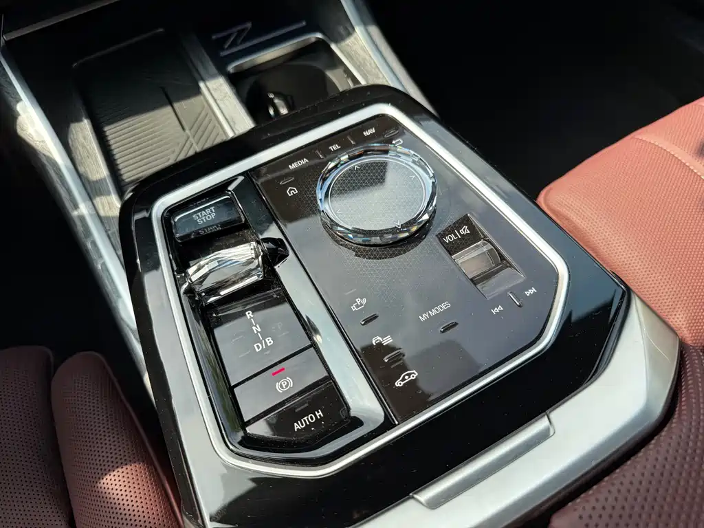 BMW i7 2025 — фото 9
