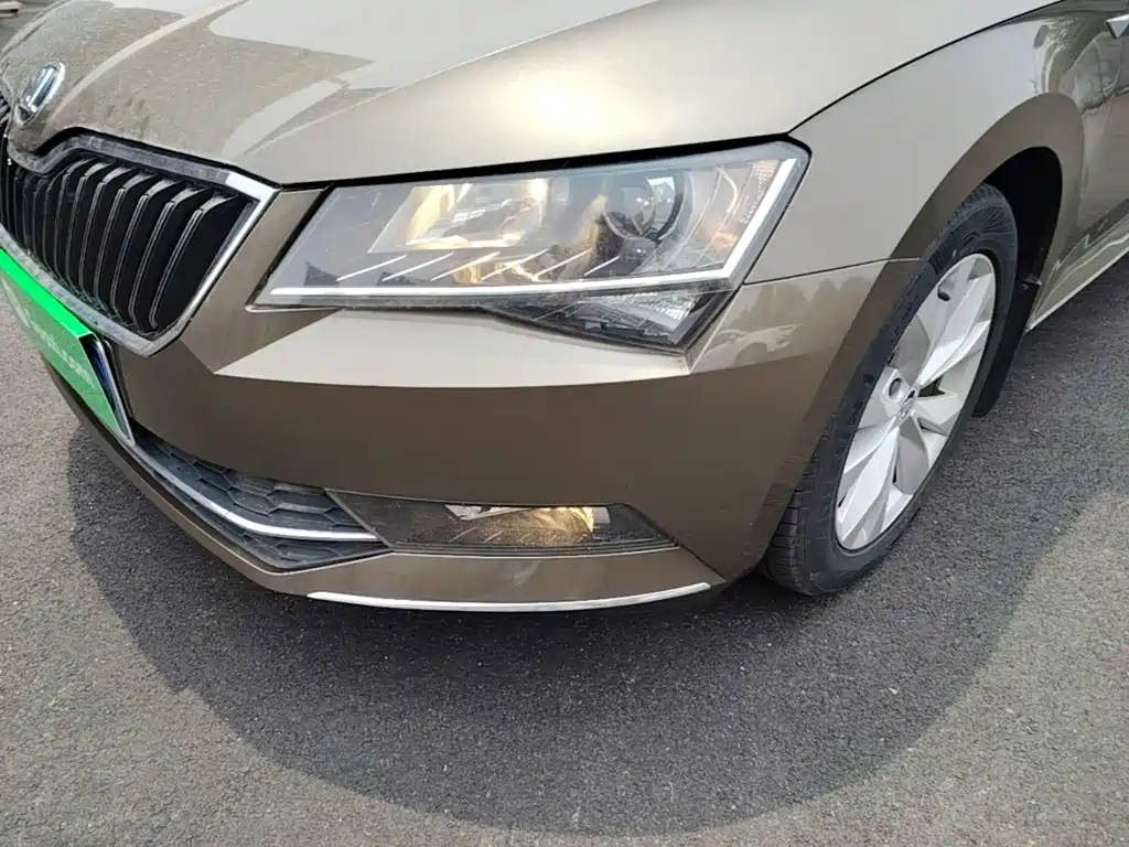 Skoda Superb 2018 — фото 24