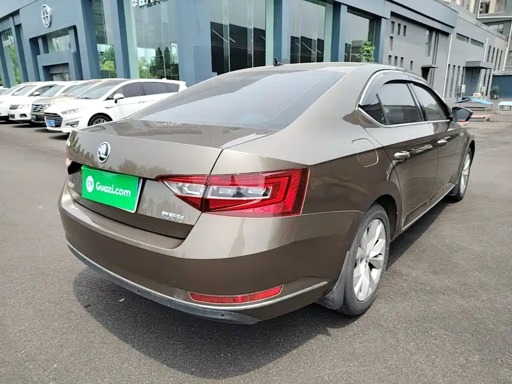 Skoda Superb 2018 — фото 7