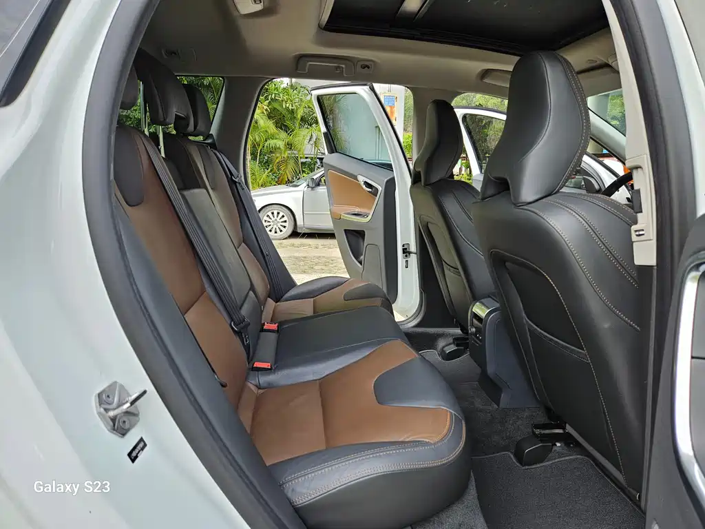 Volvo XC60 2017 — фото 13