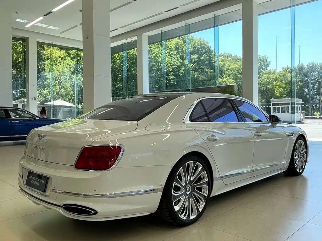 Bentley Flying Spur Plug-In Hybrid 2025 — фото 8