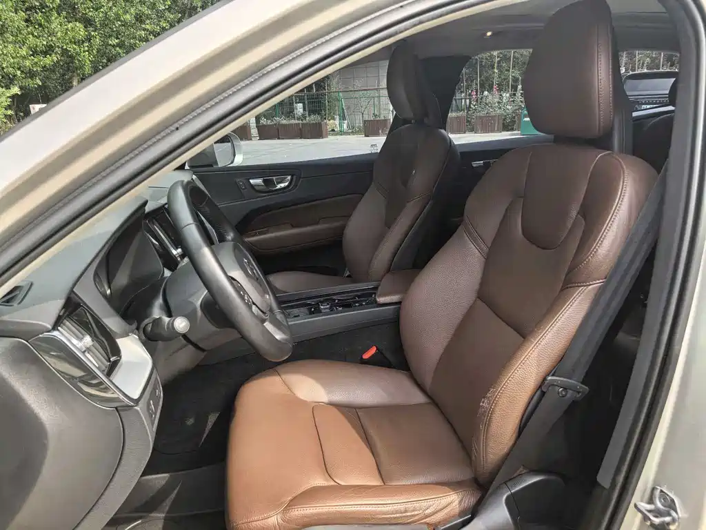 Volvo XC60 2018 — фото 12