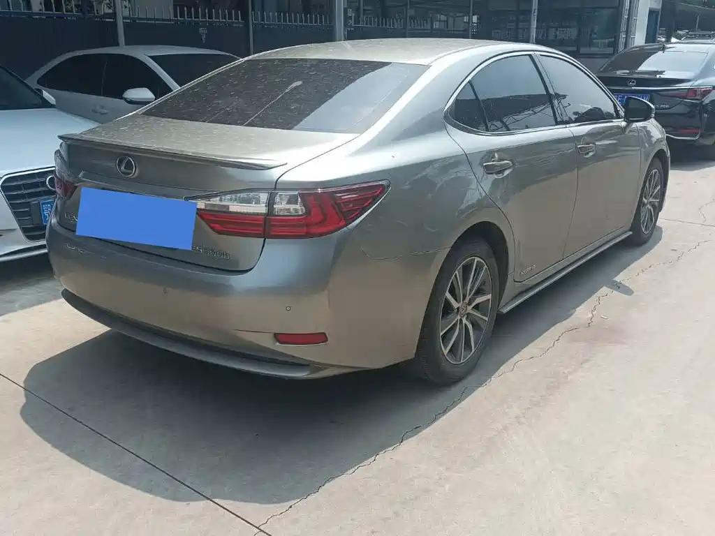 Lexus ES 2017 — фото 12