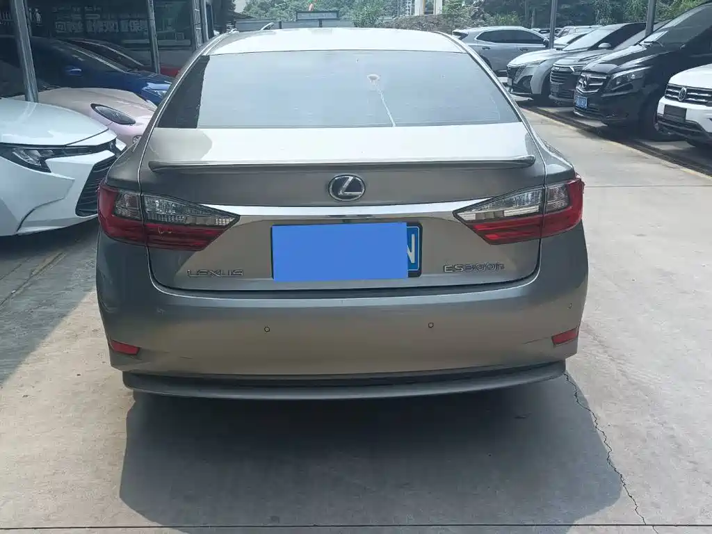 Lexus ES 2017 — фото 11