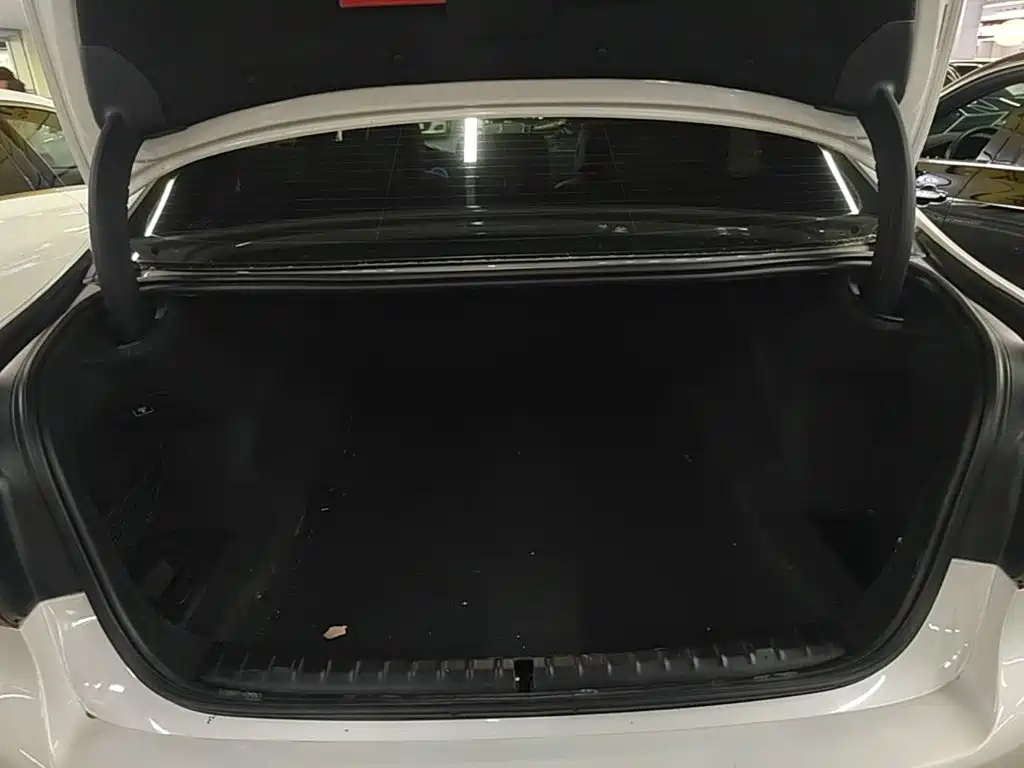 BMW 5 Series 2018 — фото 19
