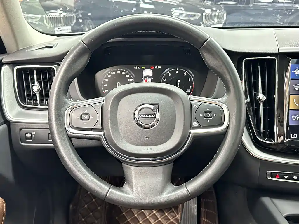 Volvo XC60 2019 — фото 18