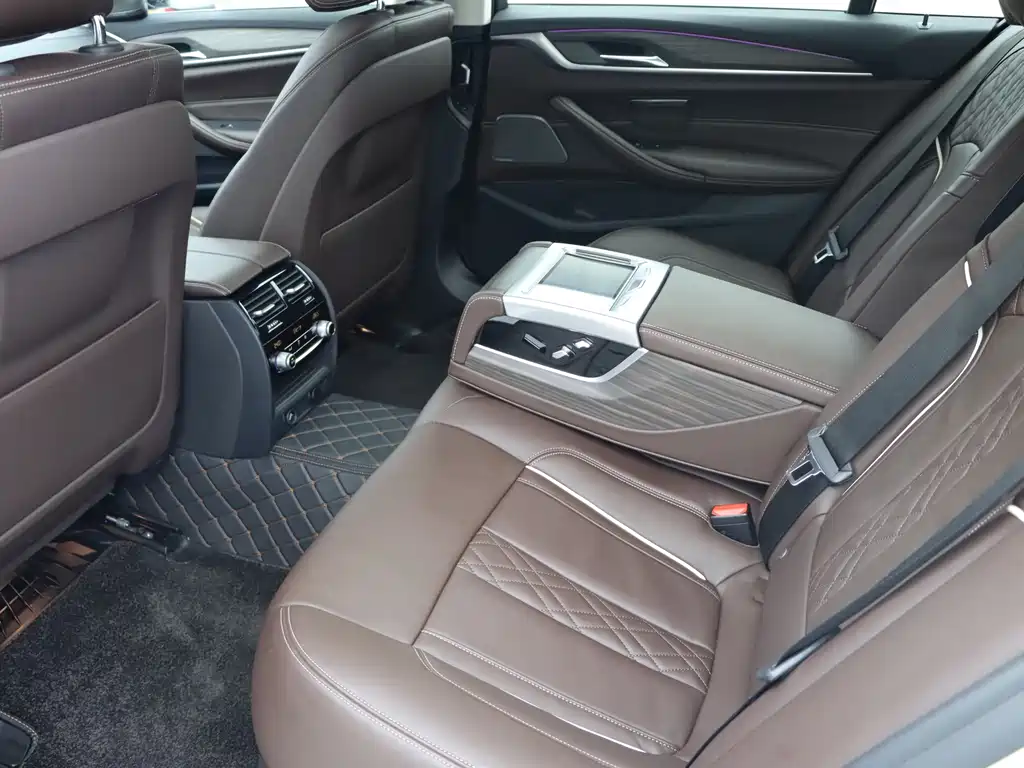 BMW 5 Series 2017 — фото 13