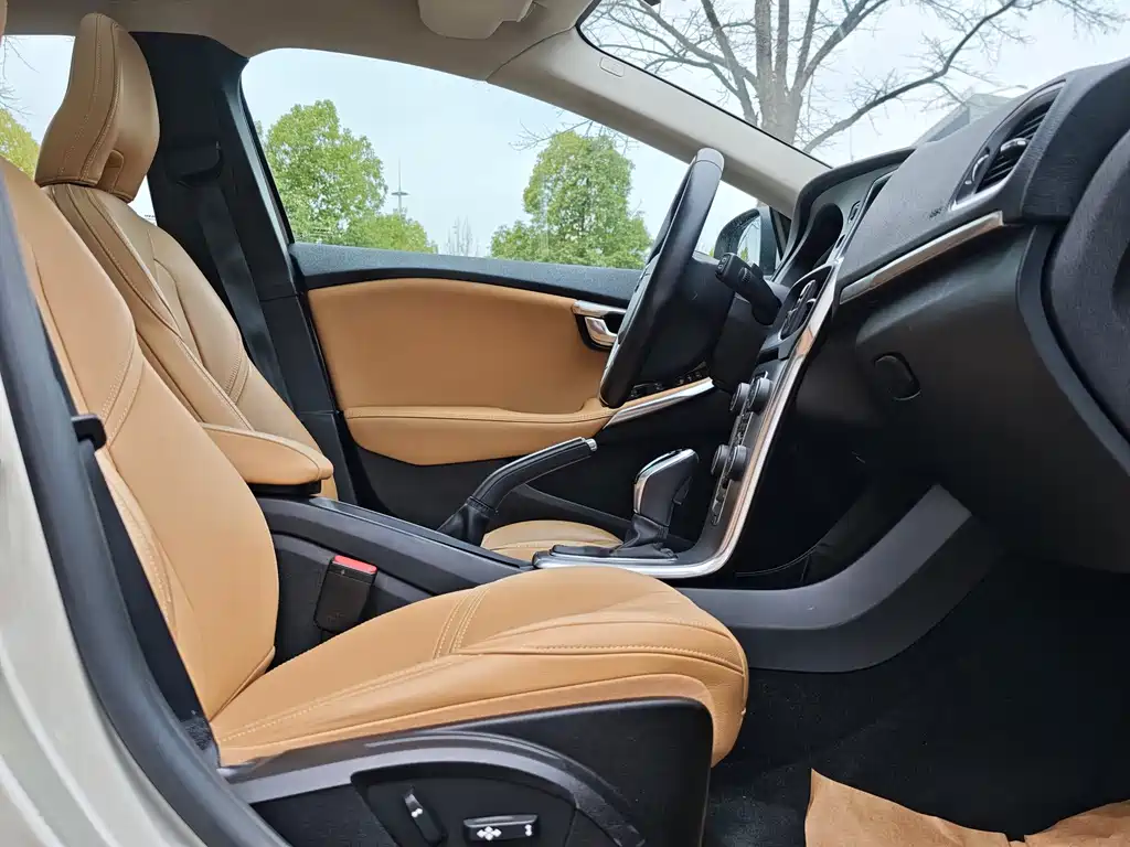 Volvo V40 2017 — фото 12