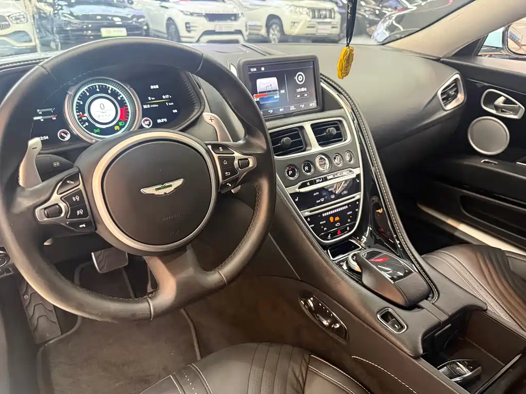 Aston Martin DB11 2019 — фото 11