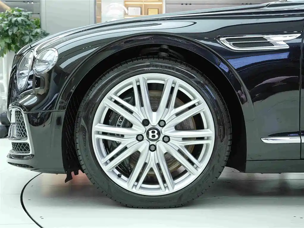 Bentley Flying Spur 2024 — фото 22