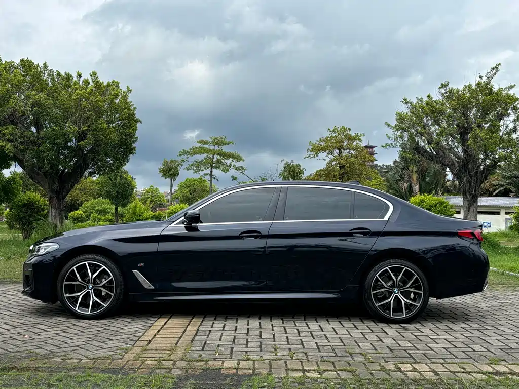 BMW 5 Series 2022 — фото 12