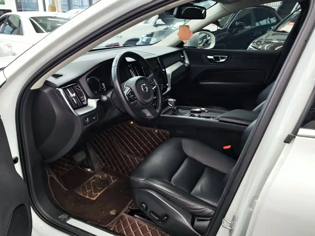 Volvo XC60 2020 — фото 16