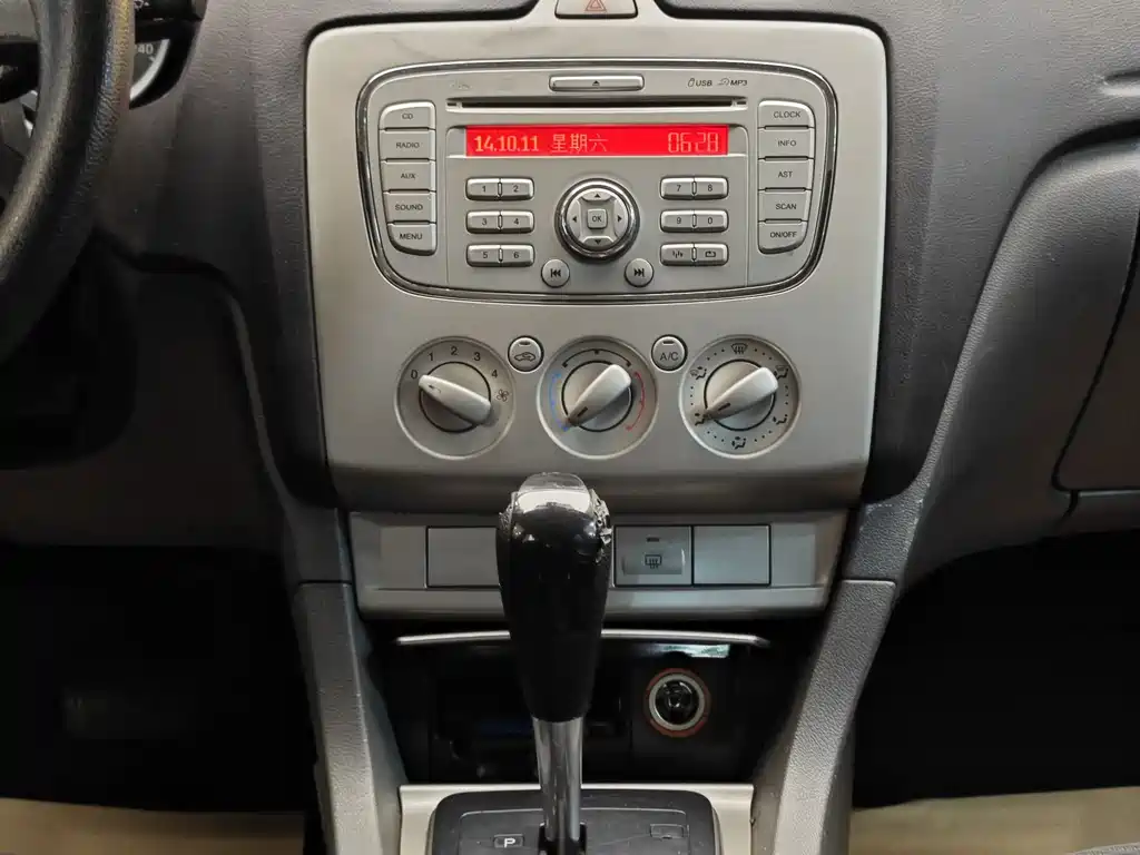 Ford Focus 2014 — фото 19