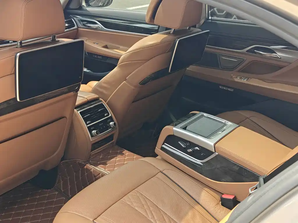 BMW 7 Series 2017 — фото 10