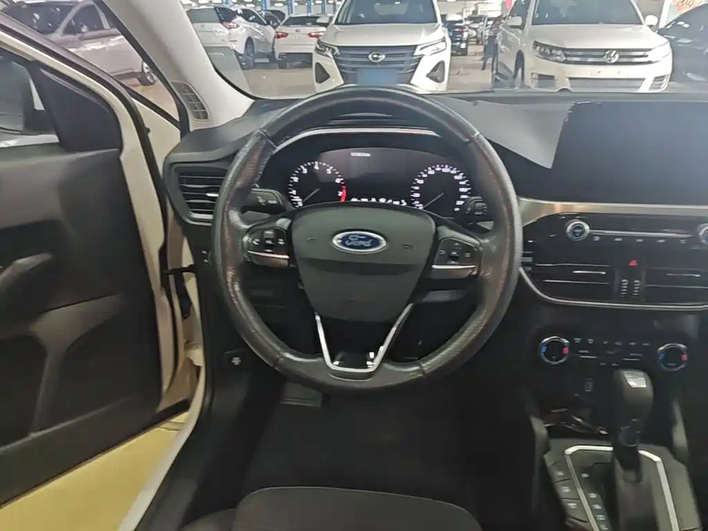 Ford Focus 2019 — фото 11