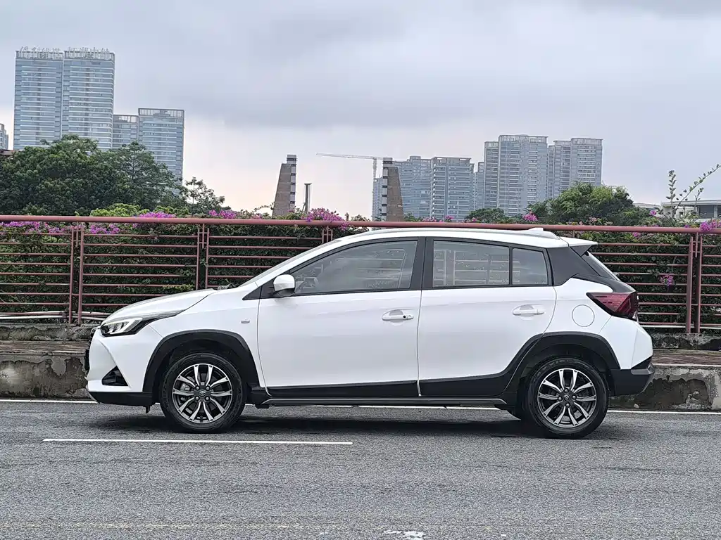 Toyota Yaris L 2022 — фото 7