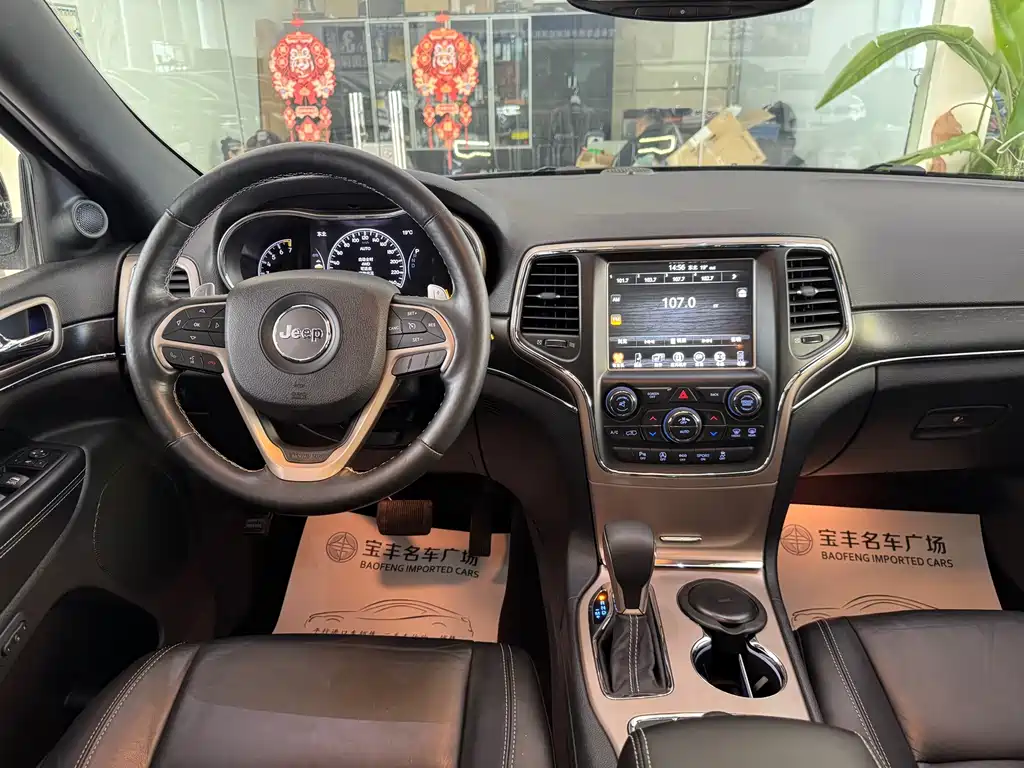 Jeep Grand Cherokee 2018 — фото 10