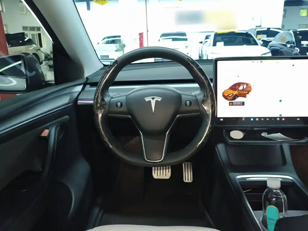 Tesla Model Y 2025 — фото 11