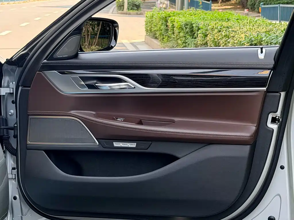 BMW 7 Series 2017 — фото 14