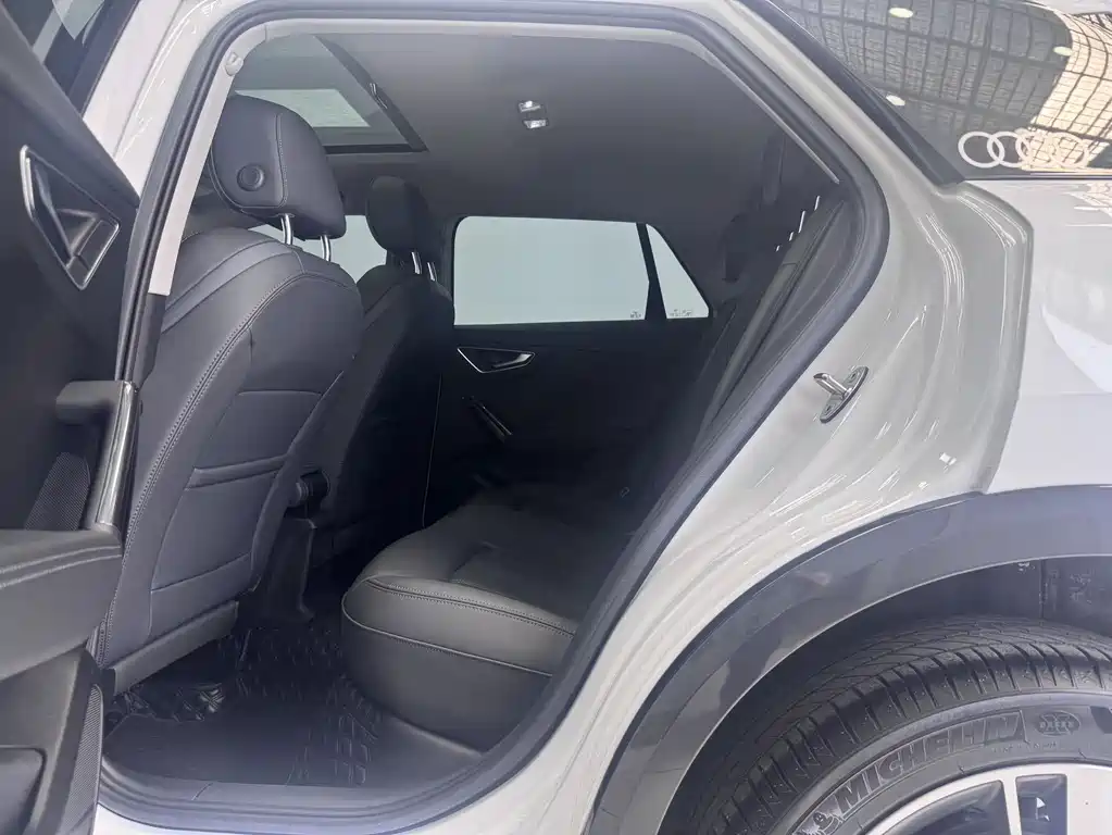 Audi Q2L 2023 — фото 11