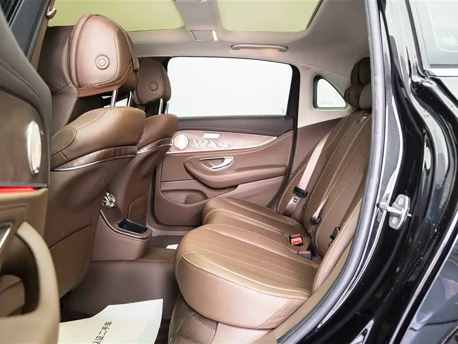 Mercedes-Benz E-Class 2023 — фото 12