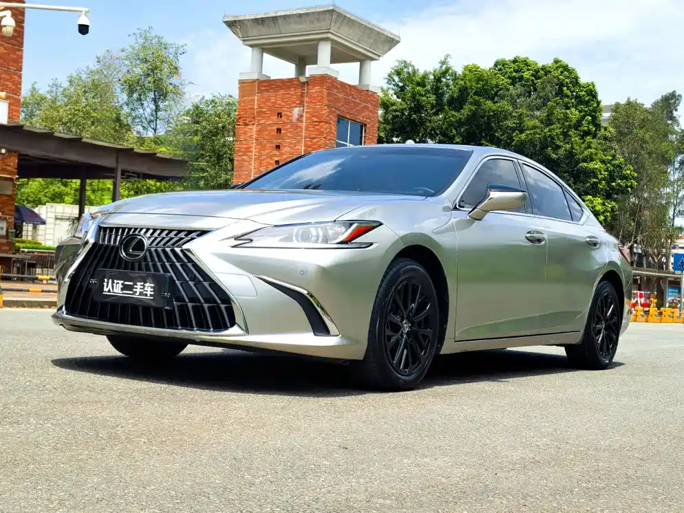 Lexus ES 2022 — фото 1