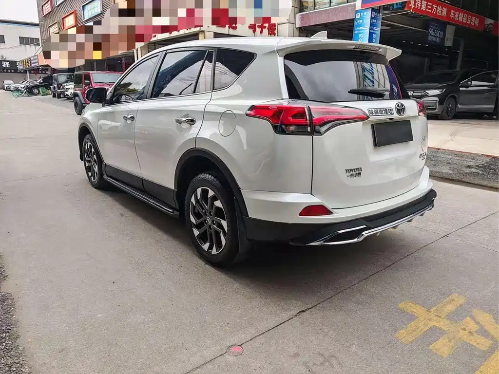 Toyota RAV4 2017 — фото 8
