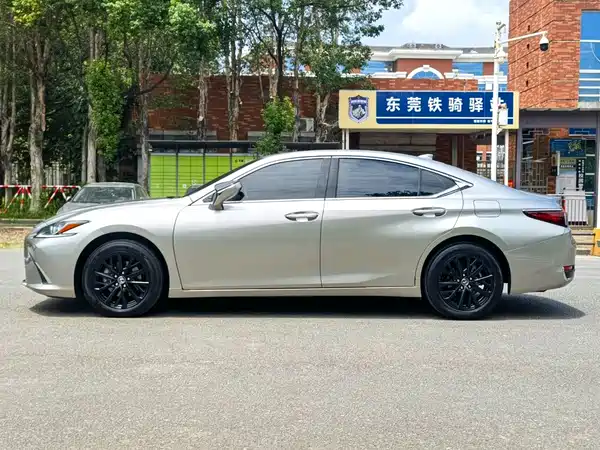 Lexus ES 2022