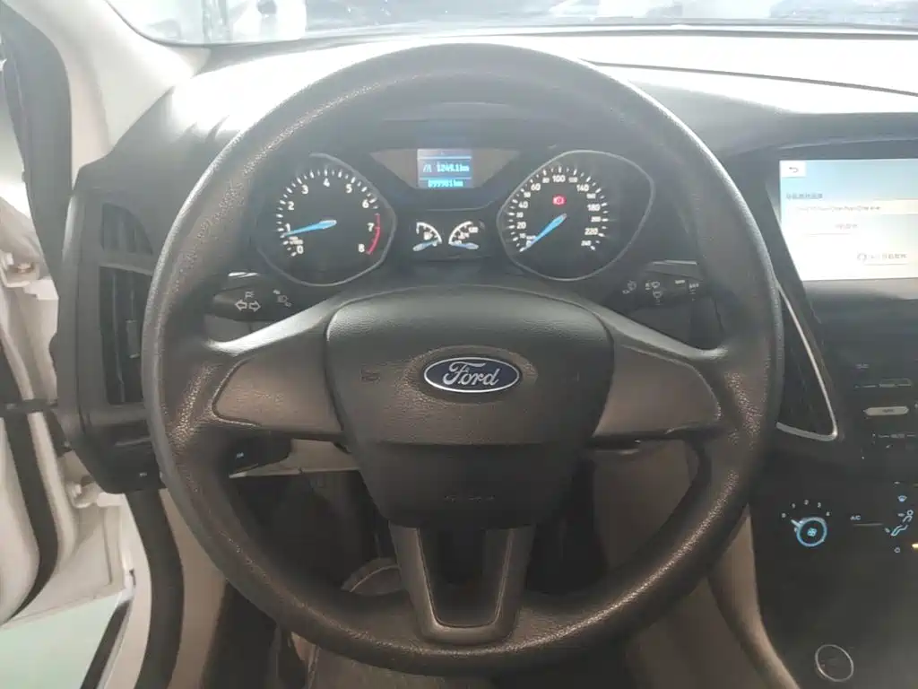 Ford Focus 2017 — фото 11