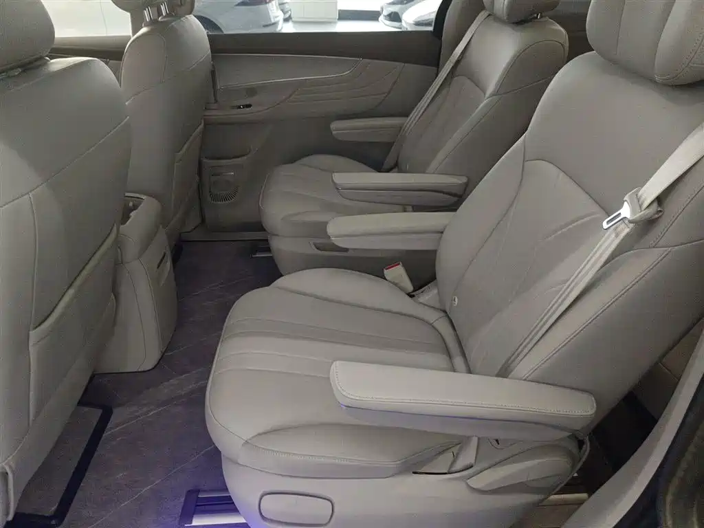 Roewe iMAX8 New Energy 2025 — фото 17