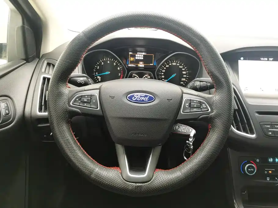 Ford Focus 2016 — фото 15