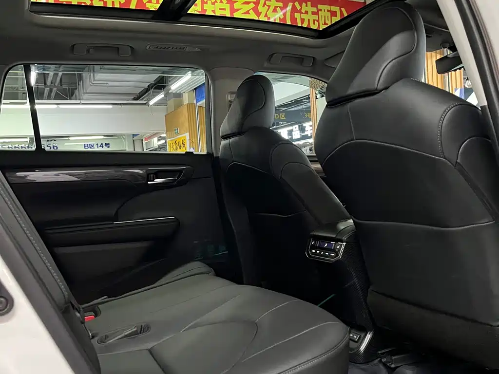 Toyota Highlander 2023 — фото 14