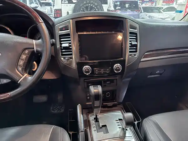 Mitsubishi Pajero 2020