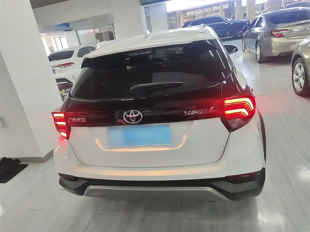 Toyota Yaris L 2023 — фото 6