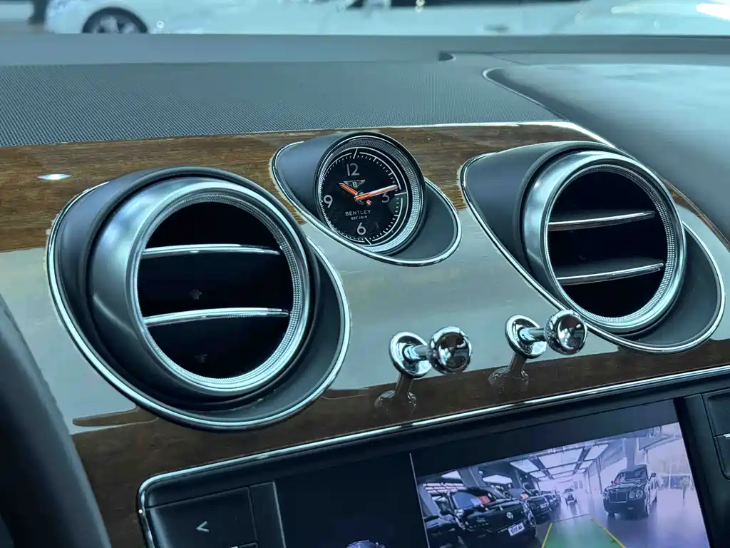 Bentley Bentayga 2019 — фото 12