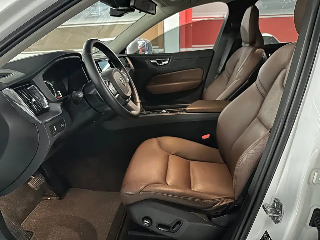 Volvo XC60 2019 — фото 10