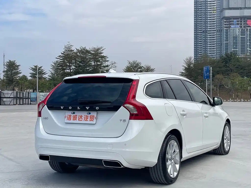 Volvo V60 2016 — фото 22