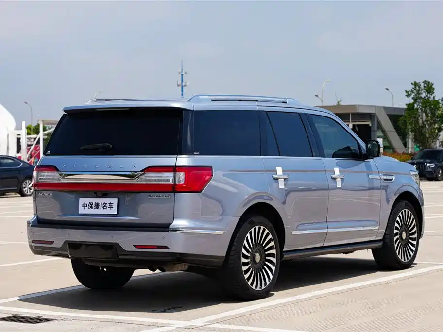 Lincoln Navigator 2018 — фото 23