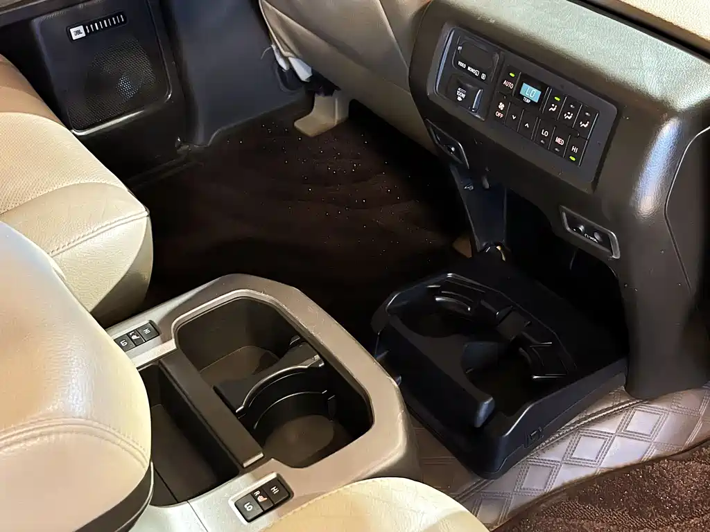 Toyota Sequoia 2011 — фото 28