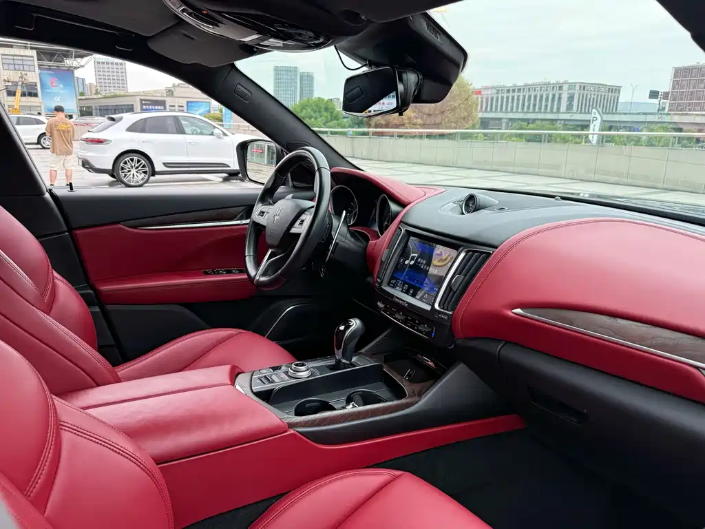 Maserati Levante 2017 — фото 10