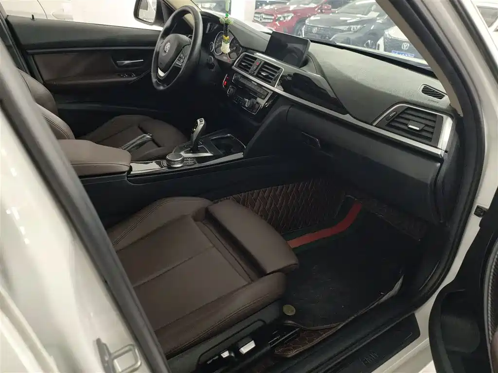 BMW 3 Series 2018 — фото 11