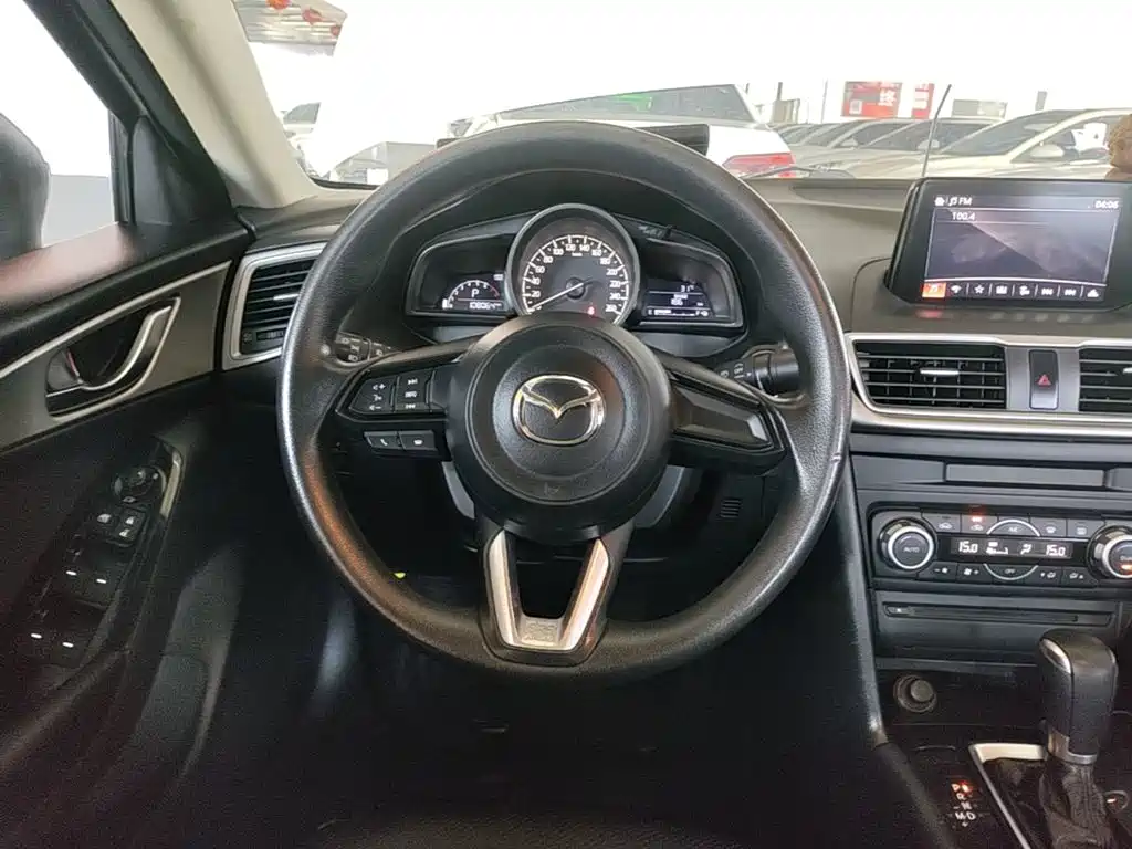 Mazda 3 Axela 2018 — фото 11