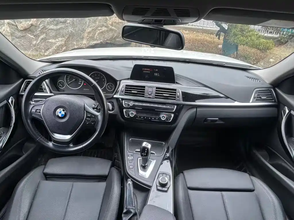 BMW 3 Series 2018 — фото 6