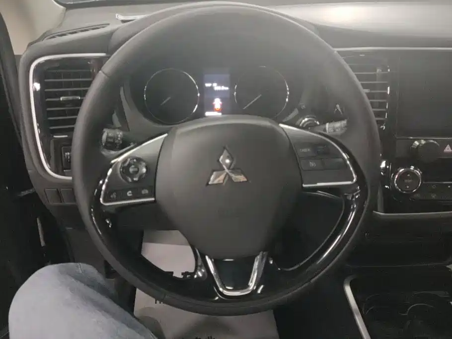 Mitsubishi Outlander 2021 — фото 15