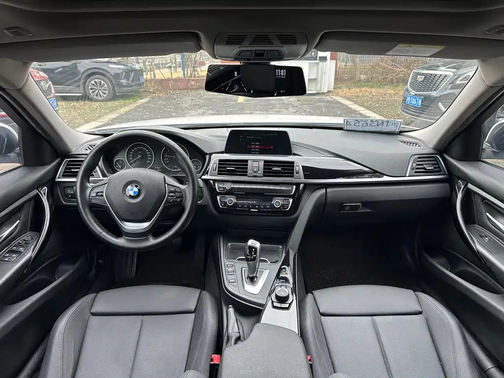 BMW 3 Series 2018 — фото 11
